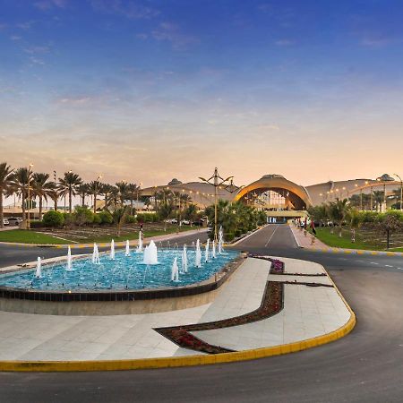 Officers Club & Hotel Abu Dabi Dış mekan fotoğraf The entrance of the resort