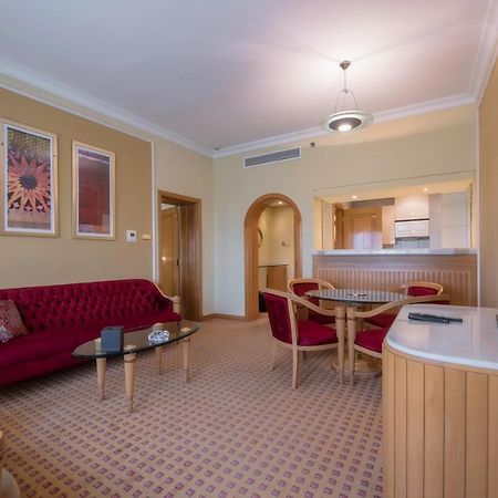Officers Club & Hotel Abu Dabi Dış mekan fotoğraf A suite at the hotel
