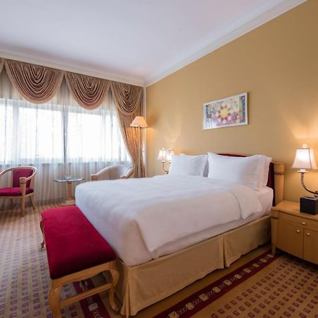 Officers Club & Hotel Abu Dabi Dış mekan fotoğraf A room at the hotel