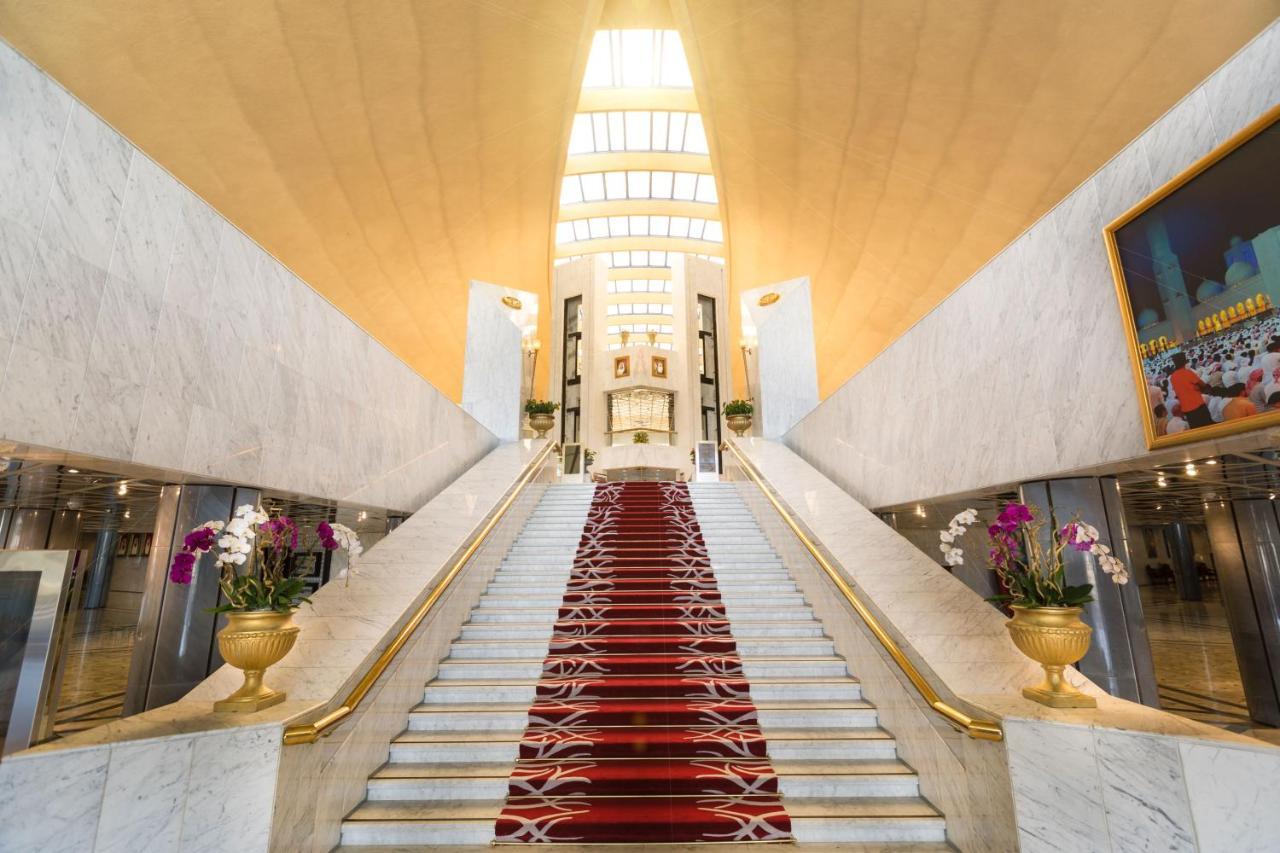 Officers Club & Hotel Abu Dabi Dış mekan fotoğraf The staircase of the hotel