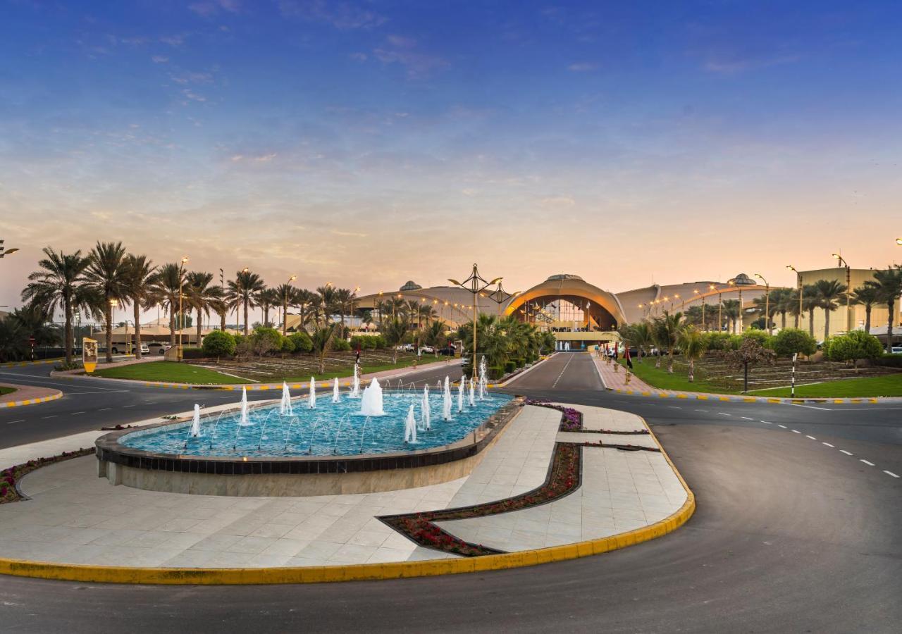 Officers Club & Hotel Abu Dabi Dış mekan fotoğraf The entrance of the resort