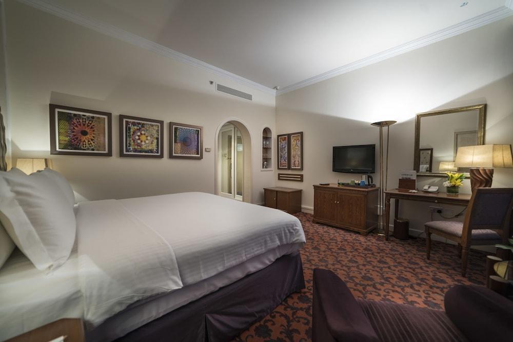 Officers Club & Hotel Abu Dabi Dış mekan fotoğraf A room at the hotel