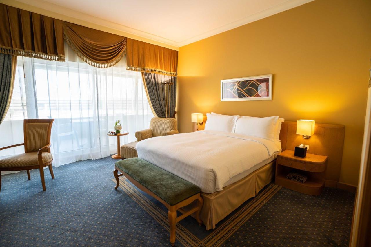 Officers Club & Hotel Abu Dabi Dış mekan fotoğraf A room at the hotel