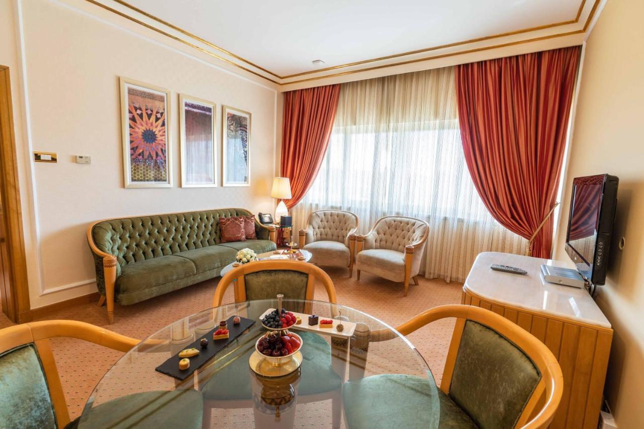 Officers Club & Hotel Abu Dabi Dış mekan fotoğraf A living room in a suite at the Grand Hotel