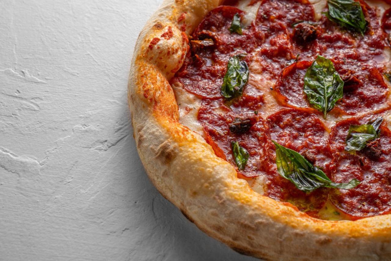 Officers Club & Hotel Abu Dabi Dış mekan fotoğraf A deep-dish pizza