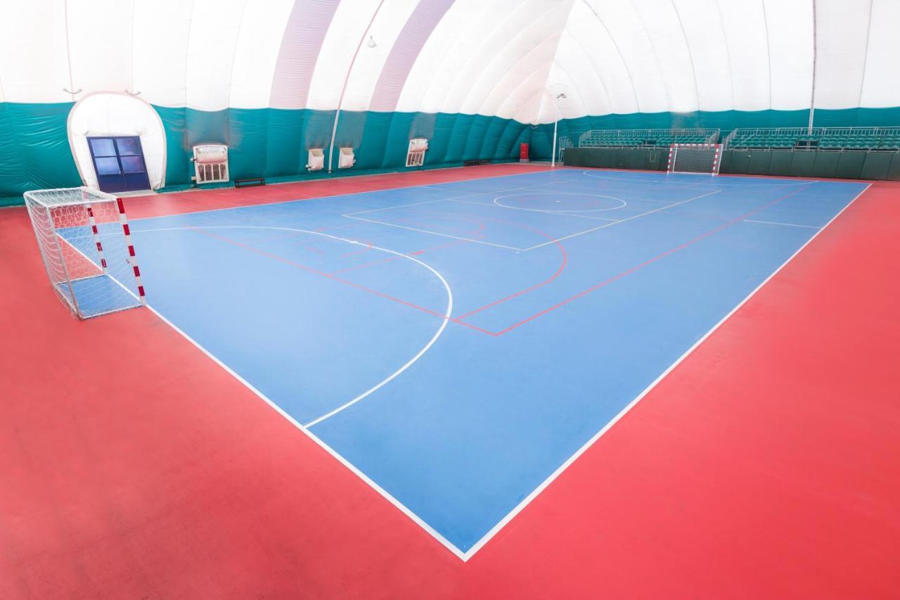 Officers Club & Hotel Abu Dabi Dış mekan fotoğraf The indoor pitch