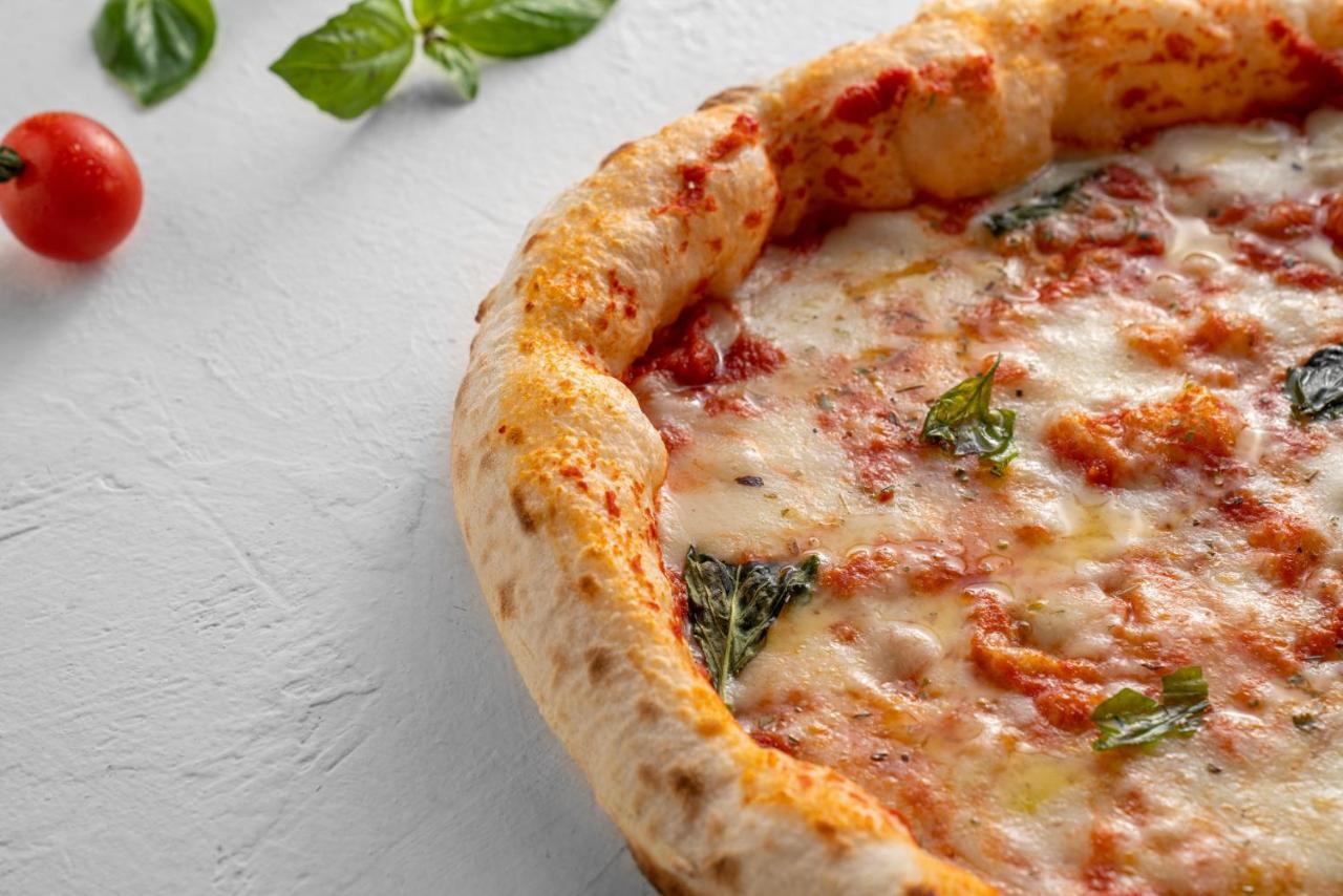 Officers Club & Hotel Abu Dabi Dış mekan fotoğraf A pizza with a deep-dish crust