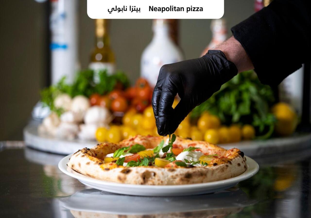 Officers Club & Hotel Abu Dabi Dış mekan fotoğraf Neapolitan pizza