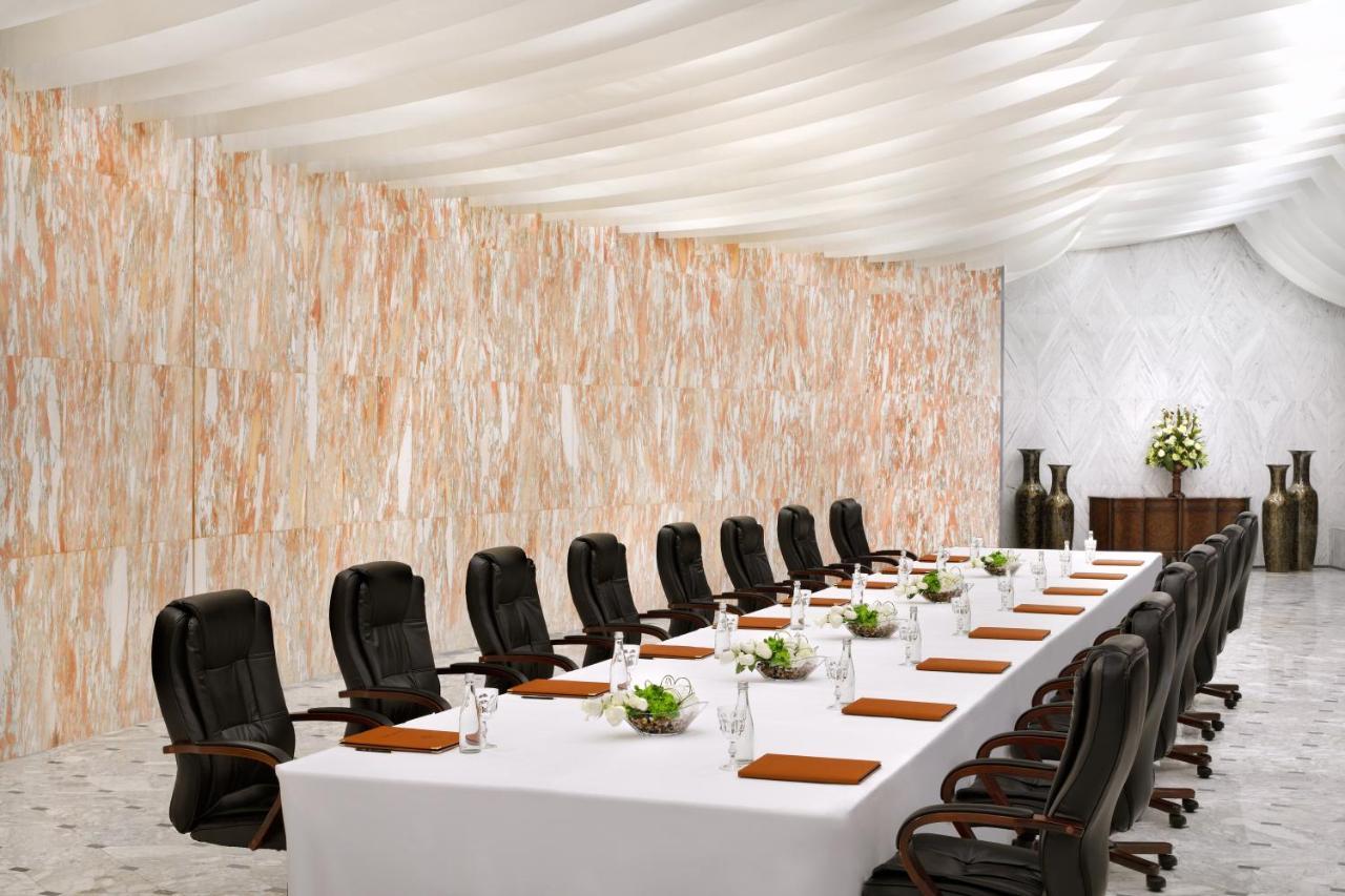Officers Club & Hotel Abu Dabi Dış mekan fotoğraf A meeting room
