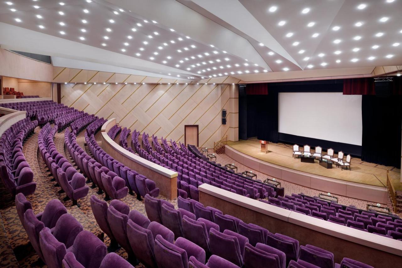 Officers Club & Hotel Abu Dabi Dış mekan fotoğraf The Auditorium