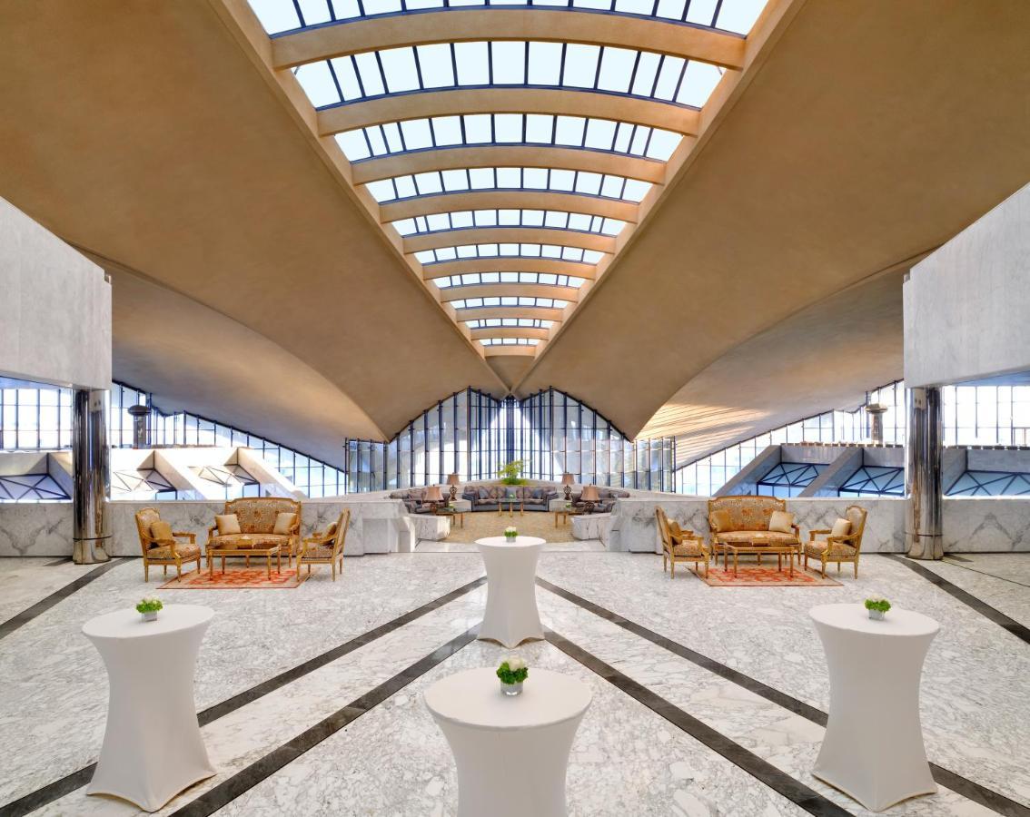 Officers Club & Hotel Abu Dabi Dış mekan fotoğraf The lobby of the hotel