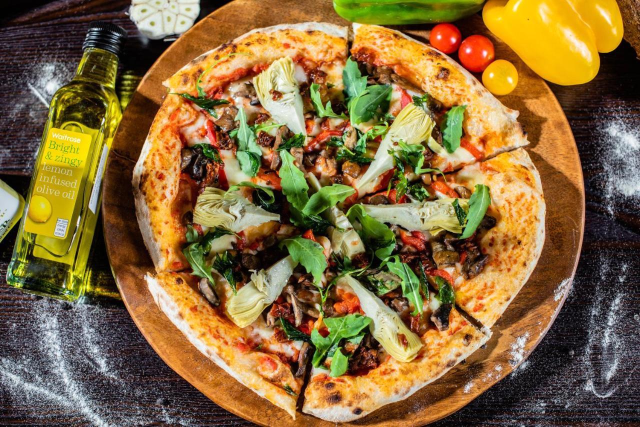 Officers Club & Hotel Abu Dabi Dış mekan fotoğraf A vegan pizza