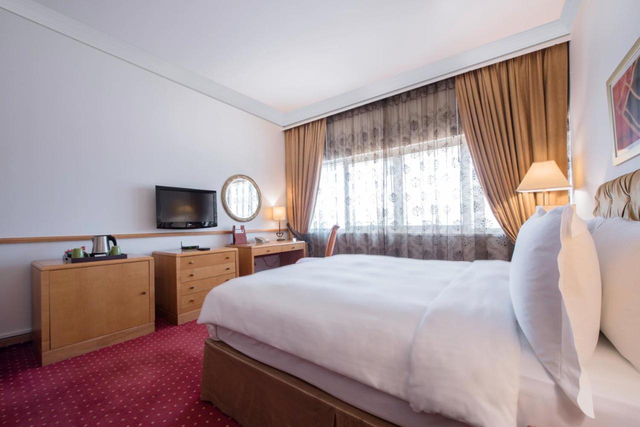 Officers Club & Hotel Abu Dabi Dış mekan fotoğraf A room at the hotel