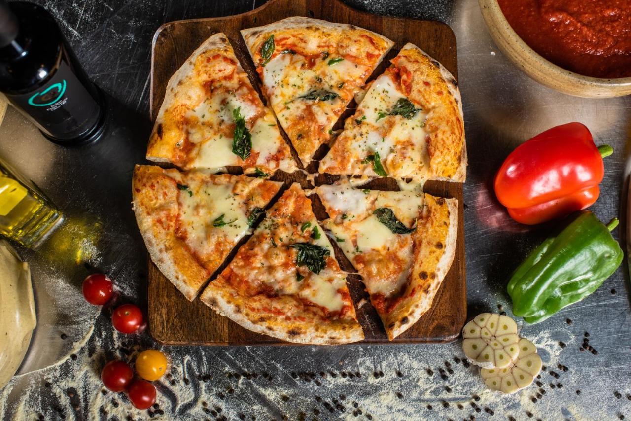 Officers Club & Hotel Abu Dabi Dış mekan fotoğraf Pizza