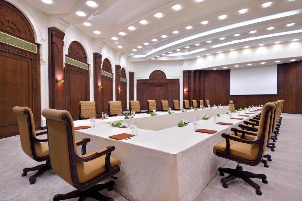 Officers Club & Hotel Abu Dabi Dış mekan fotoğraf Meeting room at the Taj Mahal Palace, Mumbai