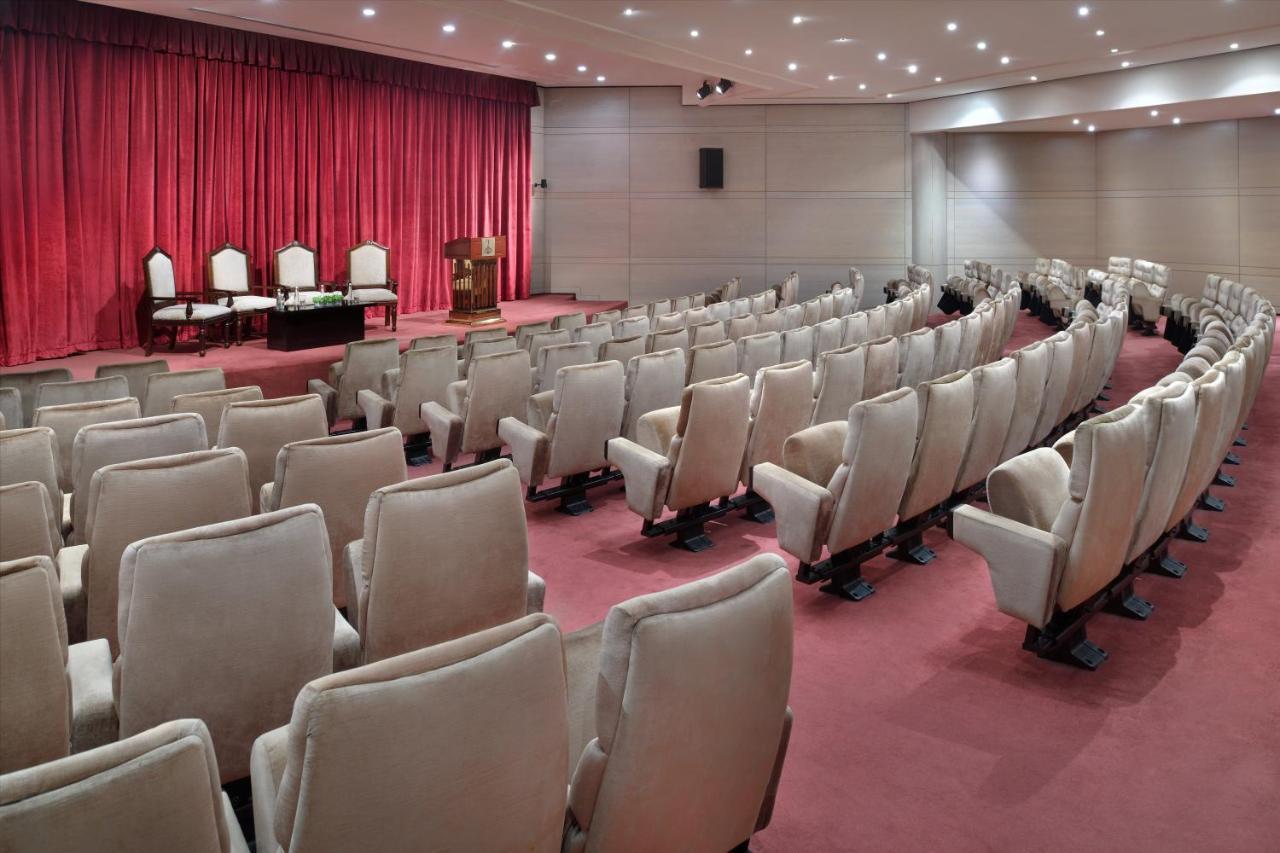 Officers Club & Hotel Abu Dabi Dış mekan fotoğraf The main auditorium