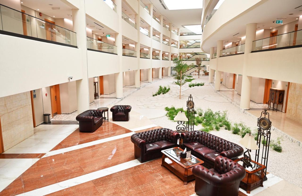 Officers Club & Hotel Abu Dabi Dış mekan fotoğraf Lobby
