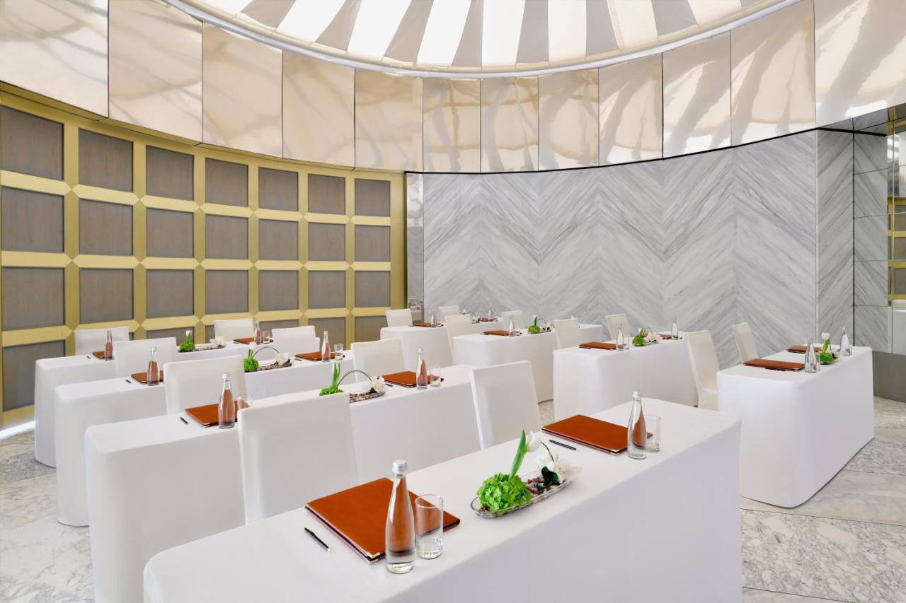 Officers Club & Hotel Abu Dabi Dış mekan fotoğraf The meeting room