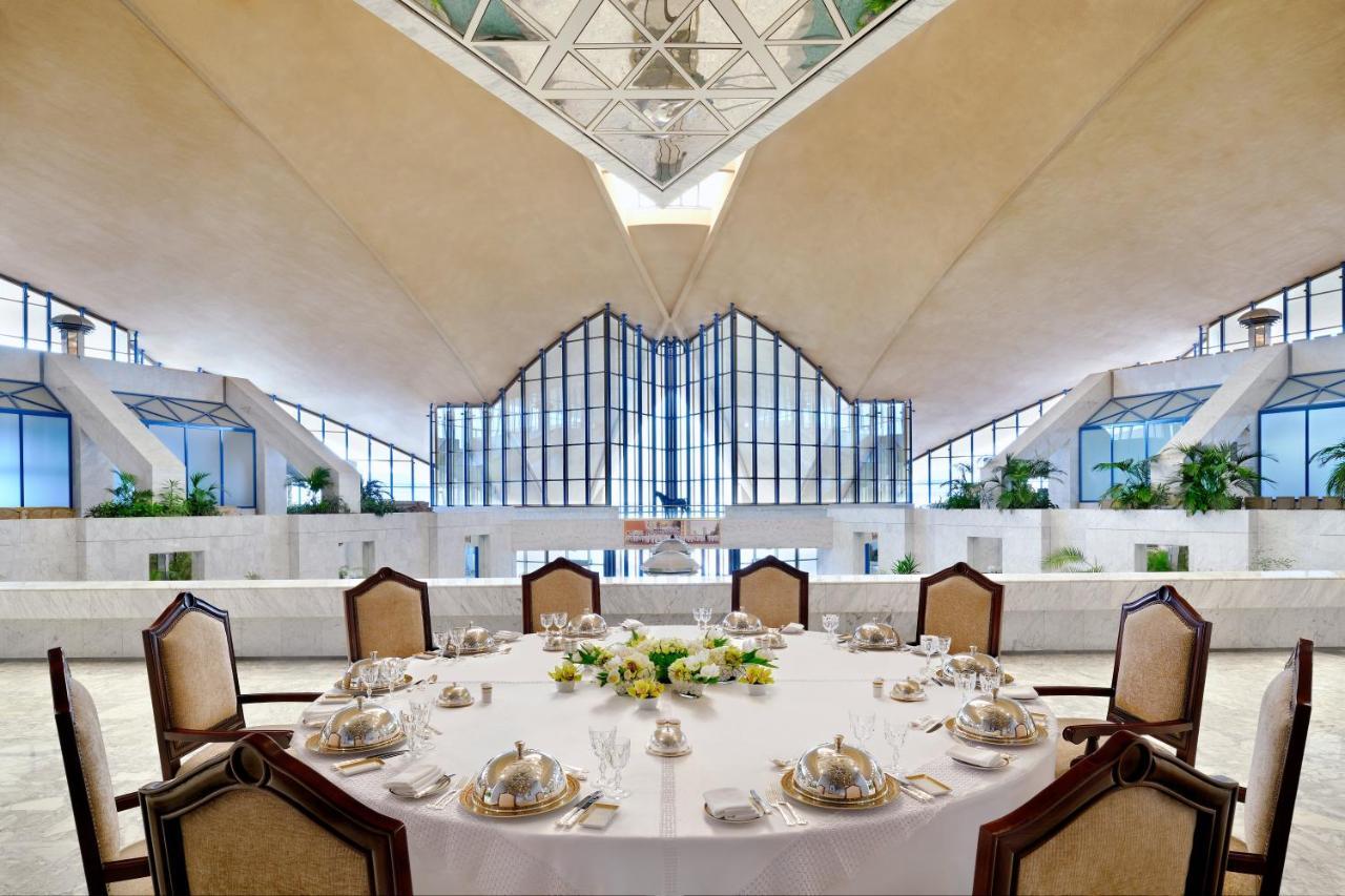 Officers Club & Hotel Abu Dabi Dış mekan fotoğraf The interior of the National Museum of Singapore