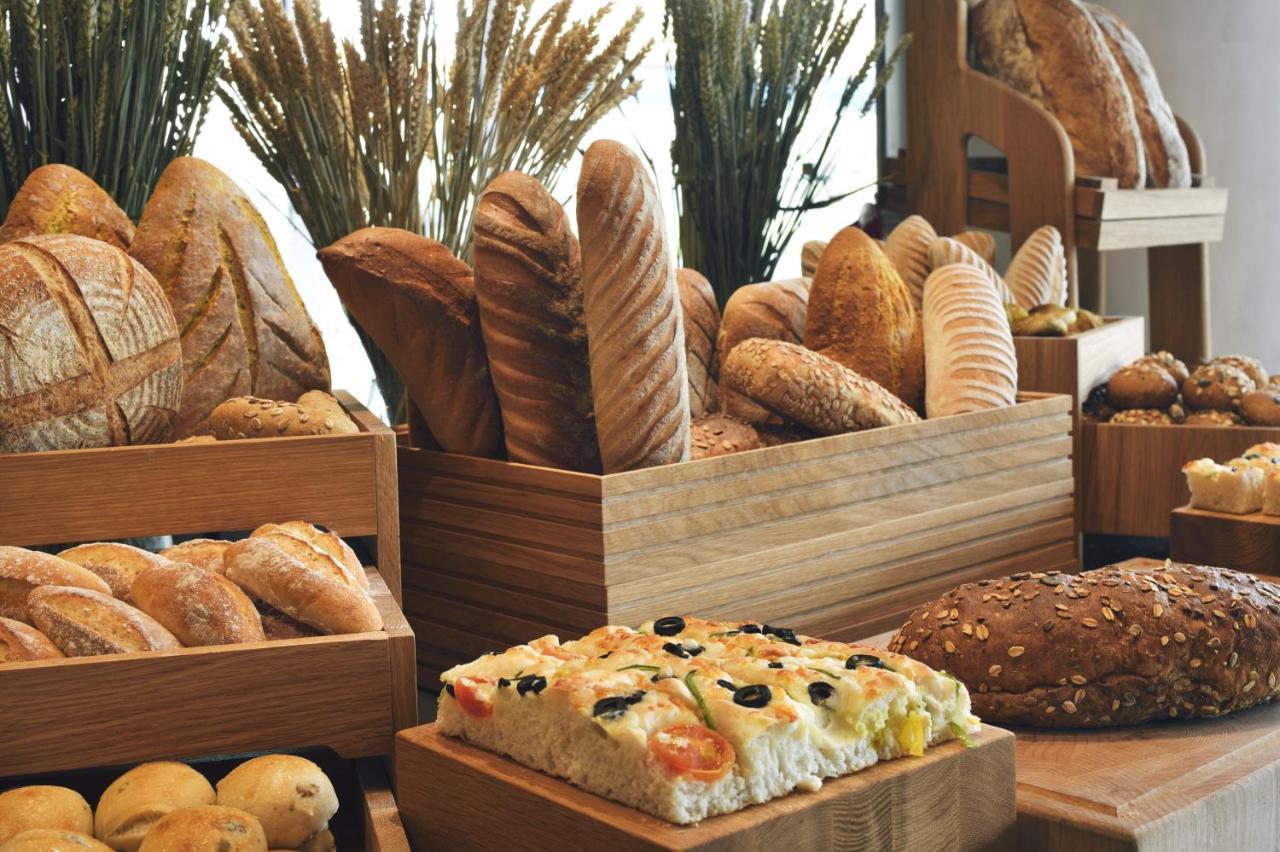 Officers Club & Hotel Abu Dabi Dış mekan fotoğraf Bread