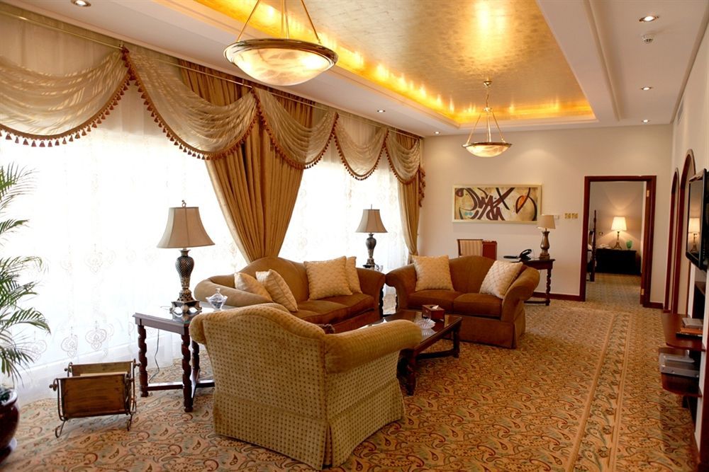 Officers Club & Hotel Abu Dabi Dış mekan fotoğraf A living room