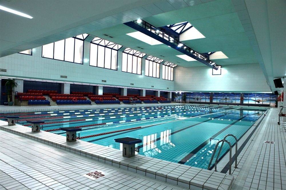 Officers Club & Hotel Abu Dabi Dış mekan fotoğraf The swimming pool