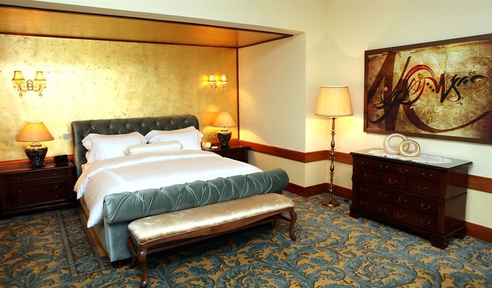 Officers Club & Hotel Abu Dabi Dış mekan fotoğraf A bedroom at the hotel