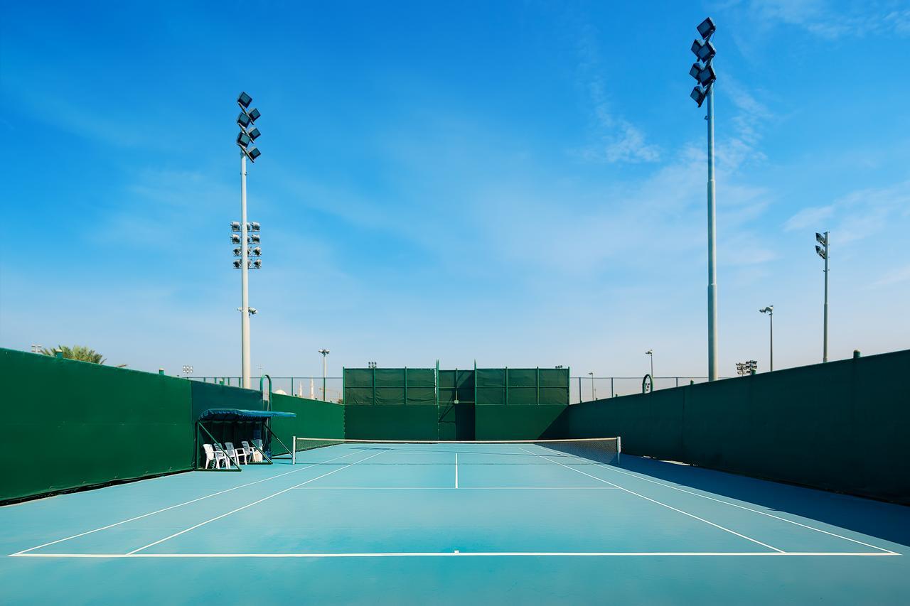 Officers Club & Hotel Abu Dabi Dış mekan fotoğraf Tennis court at the complex