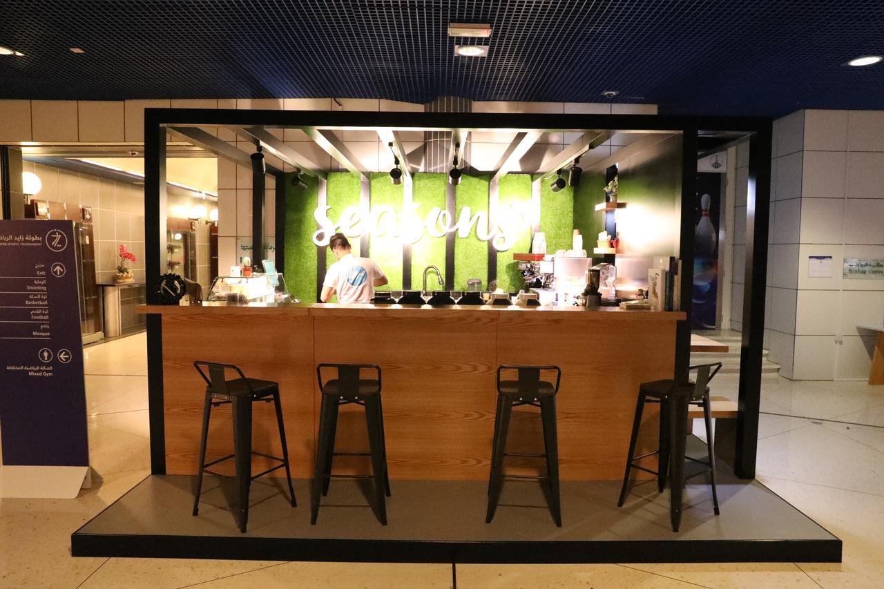 Officers Club & Hotel Abu Dabi Dış mekan fotoğraf Open kitchen at the restaurant