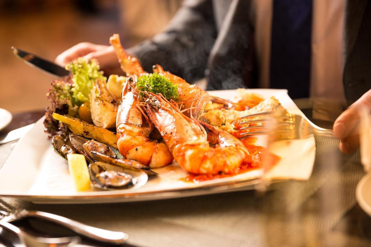 Officers Club & Hotel Abu Dabi Dış mekan fotoğraf A seafood platter