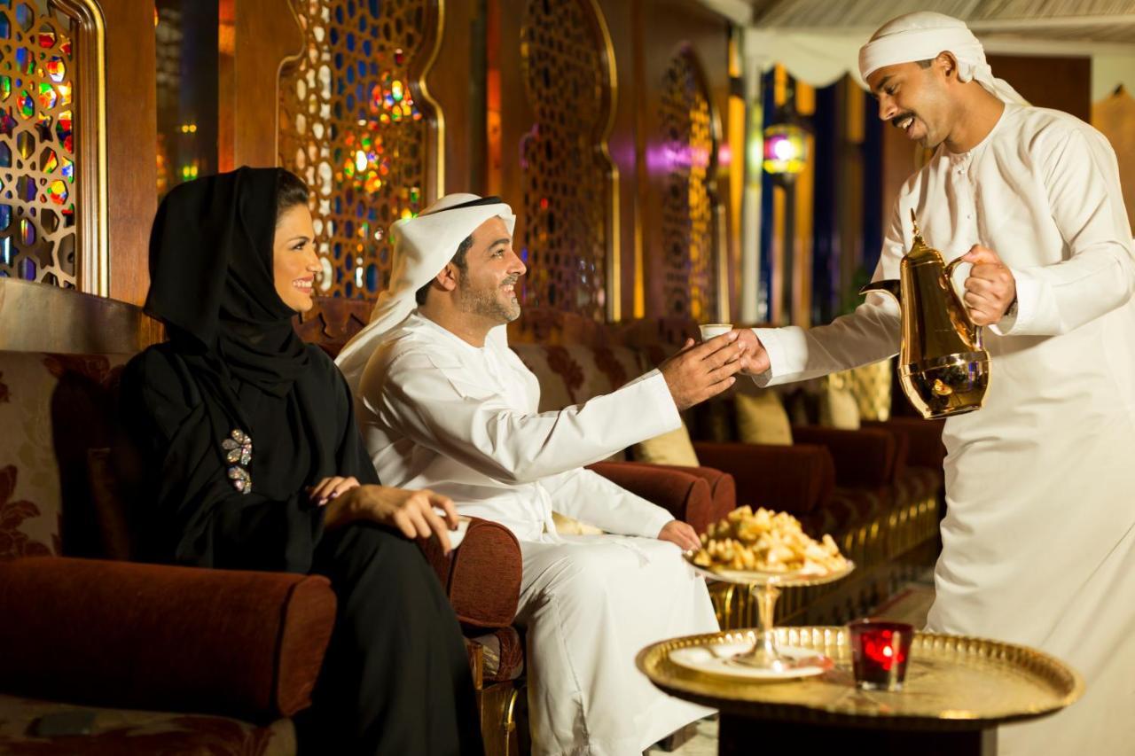 Officers Club & Hotel Abu Dabi Dış mekan fotoğraf A coffee shop in the United Arab Emirates