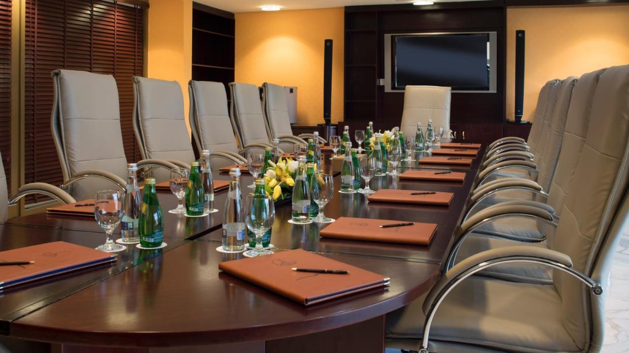 Officers Club & Hotel Abu Dabi Dış mekan fotoğraf A boardroom