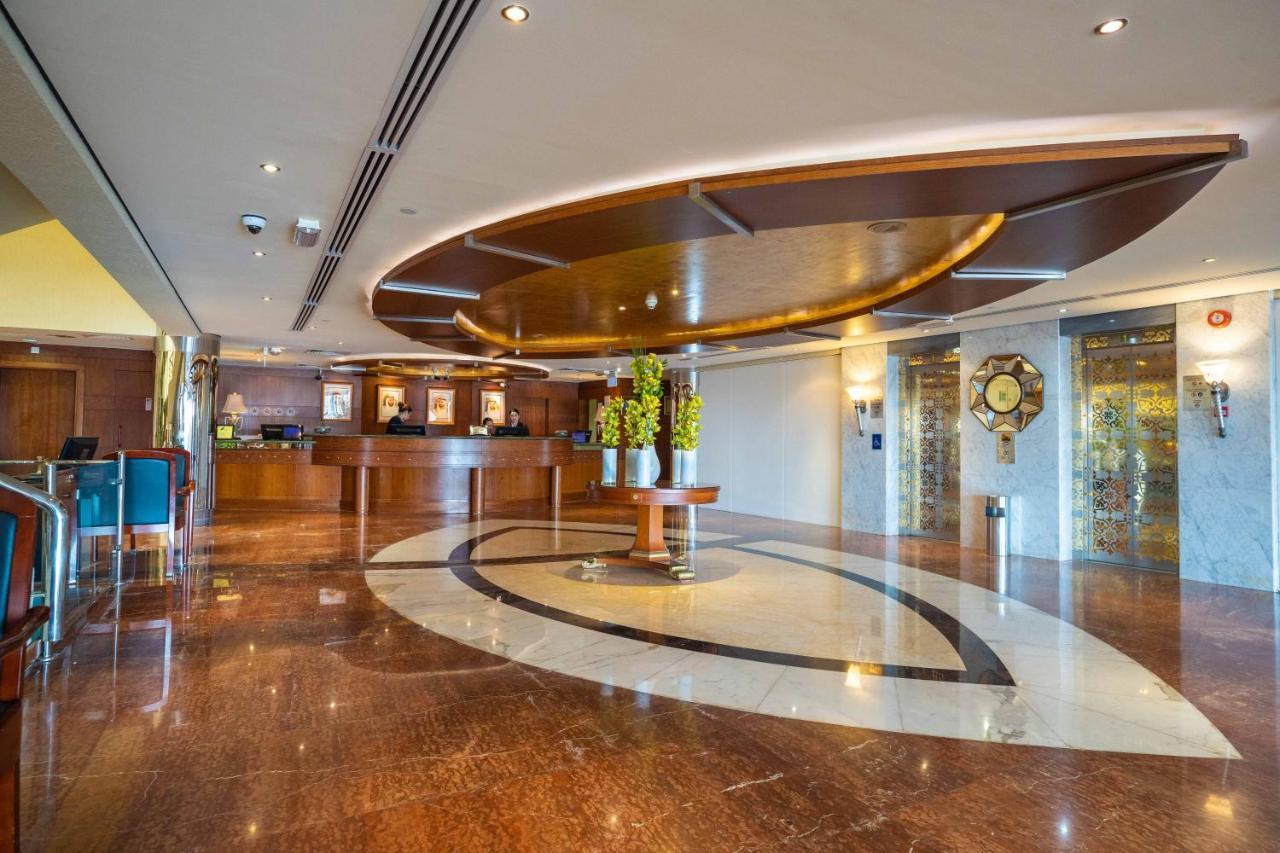 Officers Club & Hotel Abu Dabi Dış mekan fotoğraf The lobby of the hotel